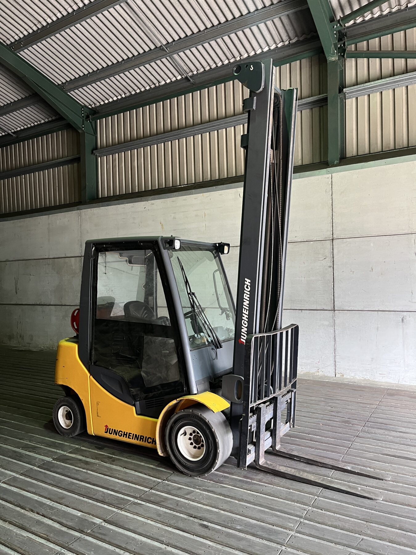 VW Touareg 3.0L V6 R-Line,<br>HGV Tractors/Trailers,<br>Forklift & Racking