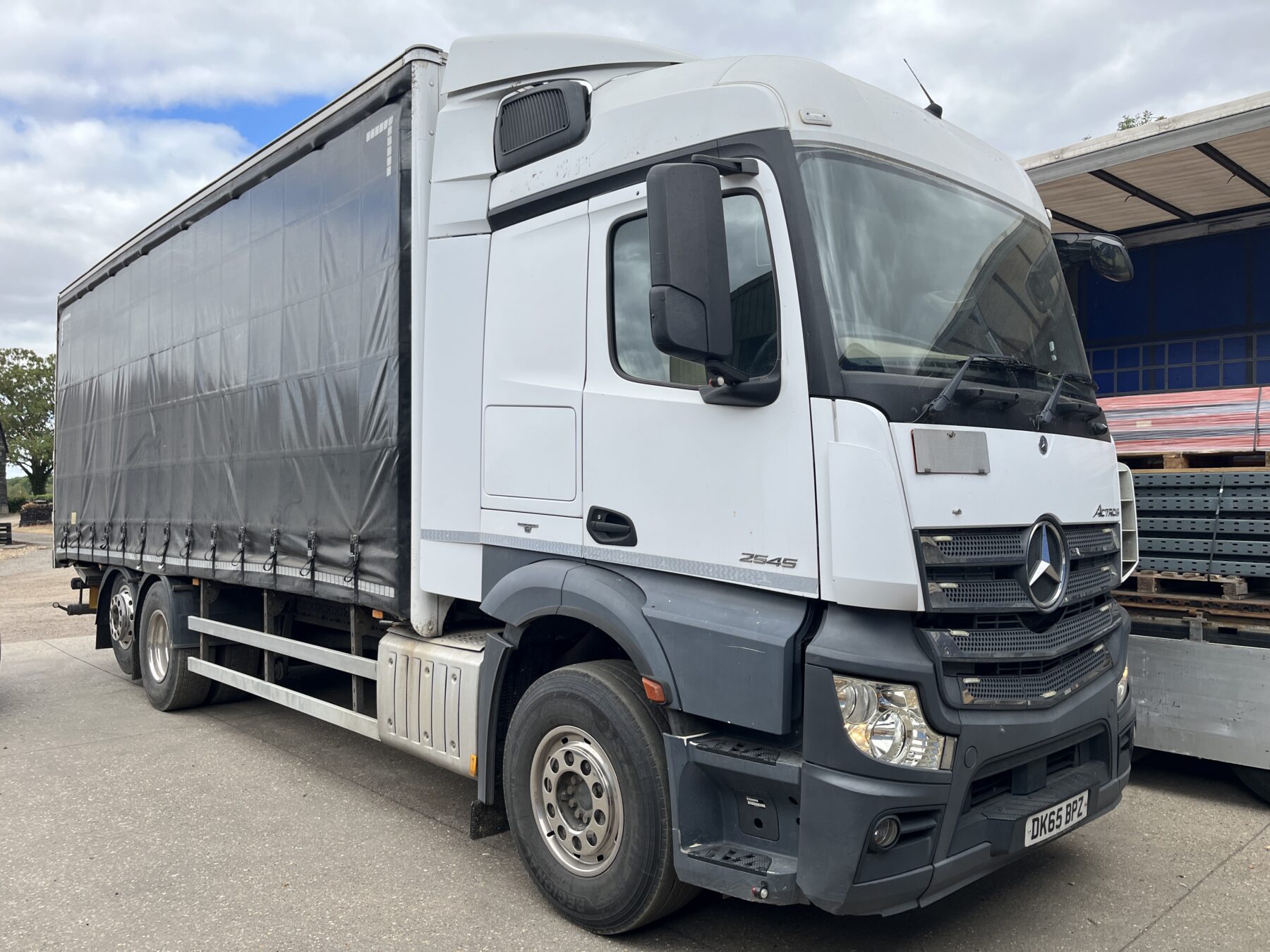 VW Touareg 3.0L V6 R-Line,<br>HGV Tractors/Trailers,<br>Forklift & Racking