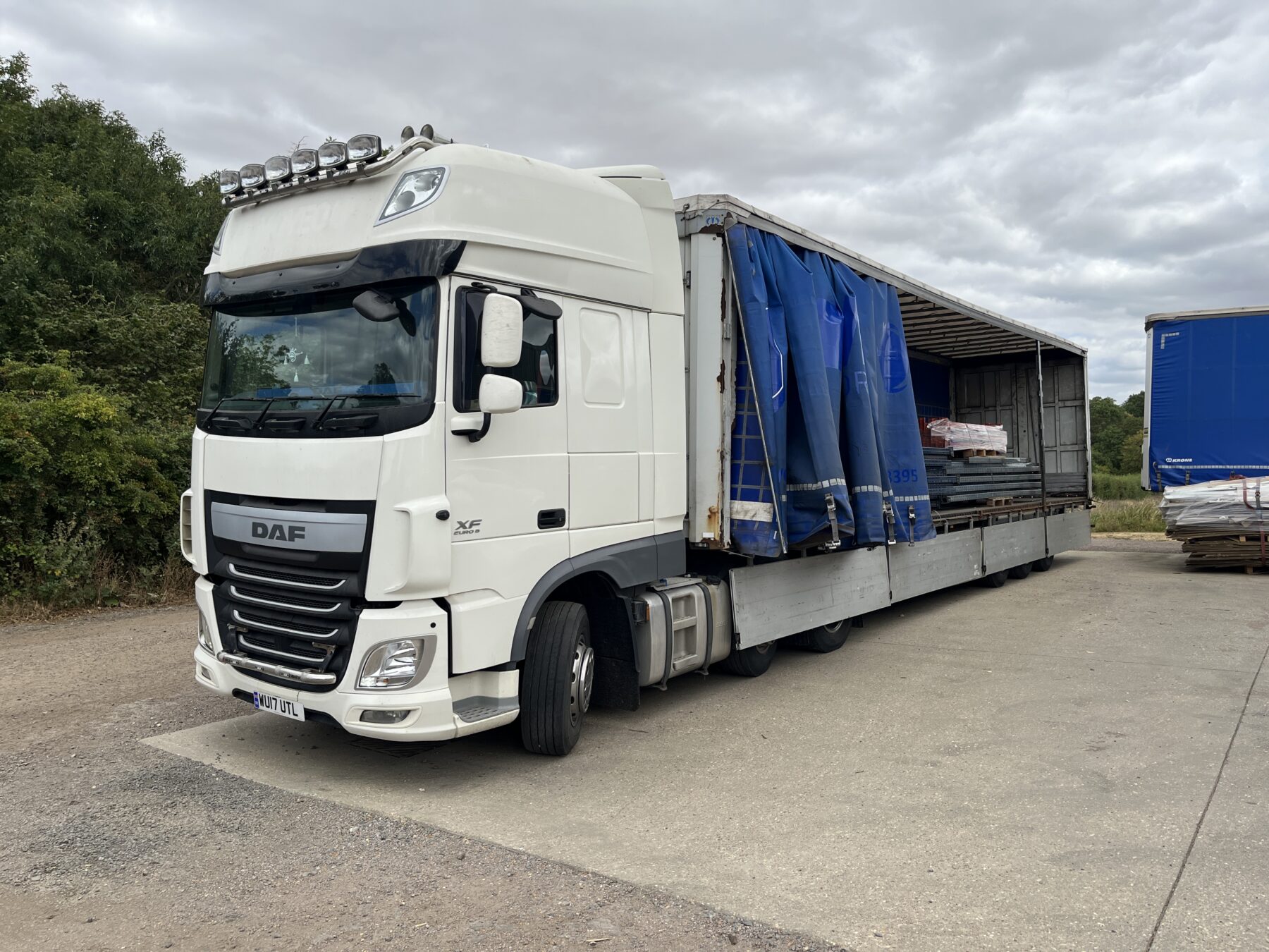 VW Touareg 3.0L V6 R-Line,<br>HGV Tractors/Trailers,<br>Forklift & Racking