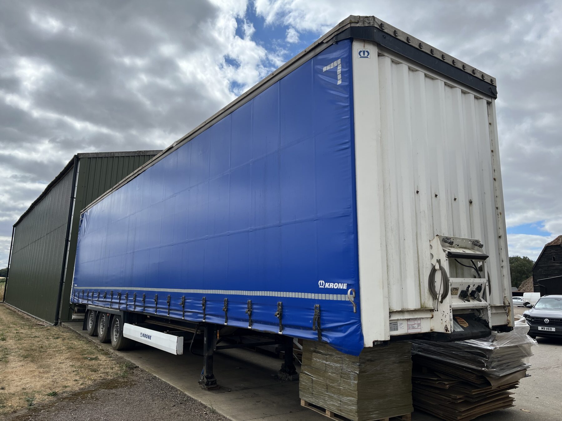 VW Touareg 3.0L V6 R-Line,<br>HGV Tractors/Trailers,<br>Forklift & Racking